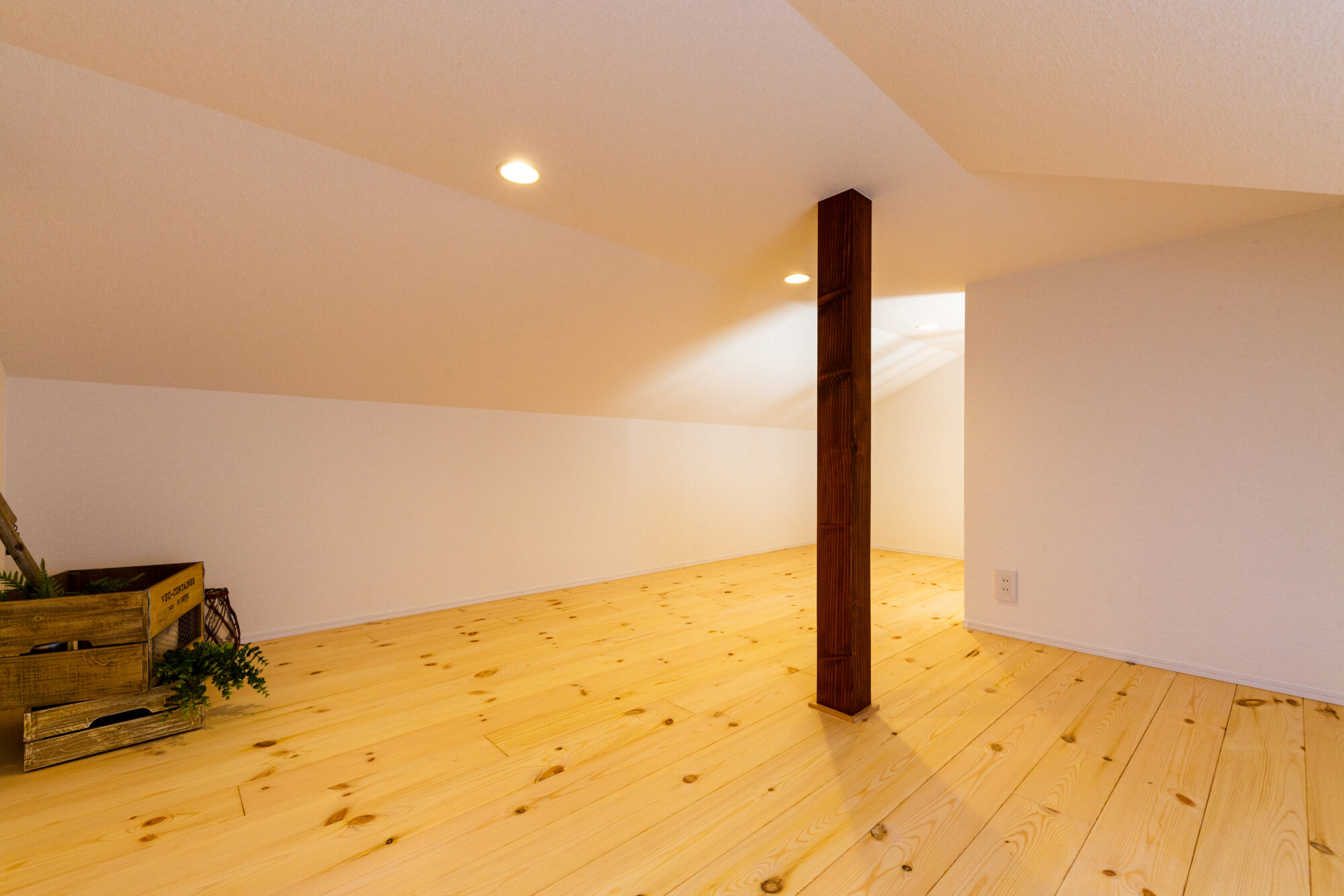「屋根裏」空間のようなロフトがカントリー調を引き立ててくれるお家です。